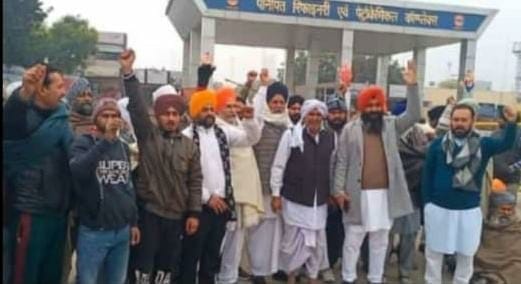 पानीपत। रिफाइनरी के बाहर प्रदर्शन कर रोष जताते हुए ग्रामीण। पानीपत। रिफाइनरी के बाहर प्रदर्शन कर रोष जताते हुए ग्रामीण।