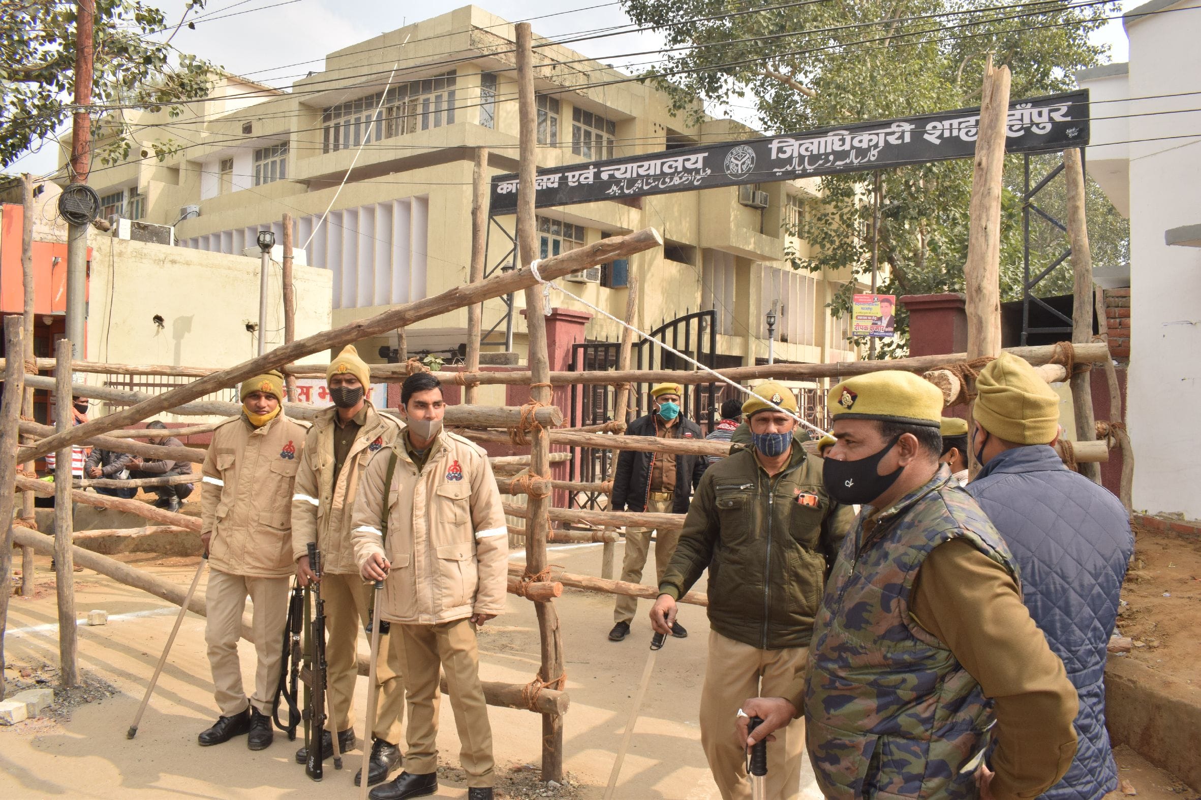 शाहजहांपुर में शुक्रवार को विधानसभा चुनाव की नामांकन प्रकिया के दौरान कलक्ट्रेट गेट पर की गई बै? शाहजहांपुर में शुक्रवार को विधानसभा चुनाव की नामांकन प्रकिया के दौरान कलक्ट्रेट गेट पर की गई बै?