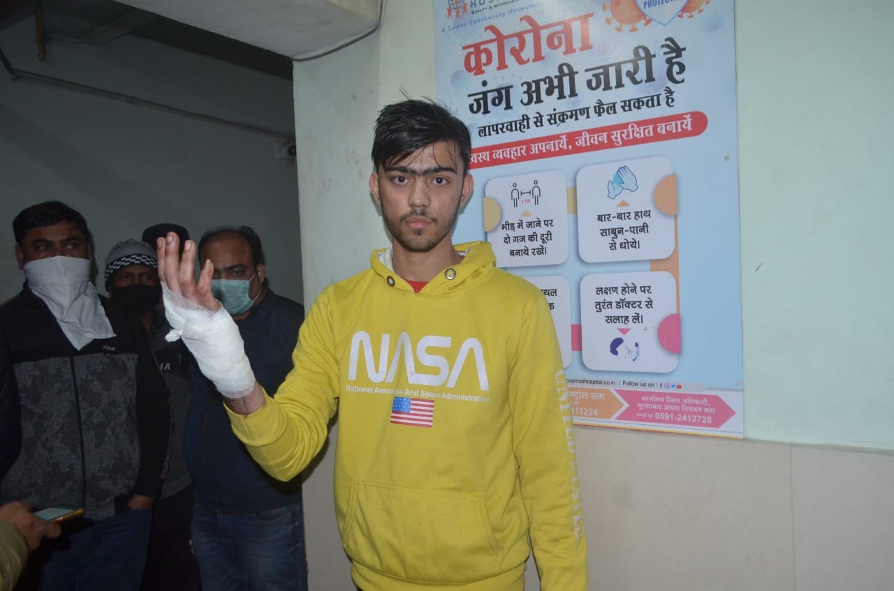 गोली लगने के बाद कॉसमॉस अस्पताल में उपचार के बाद घायल आकाश। संवाद गोली लगने के बाद कॉसमॉस अस्पताल में उपचार के बाद घायल आकाश। संवाद