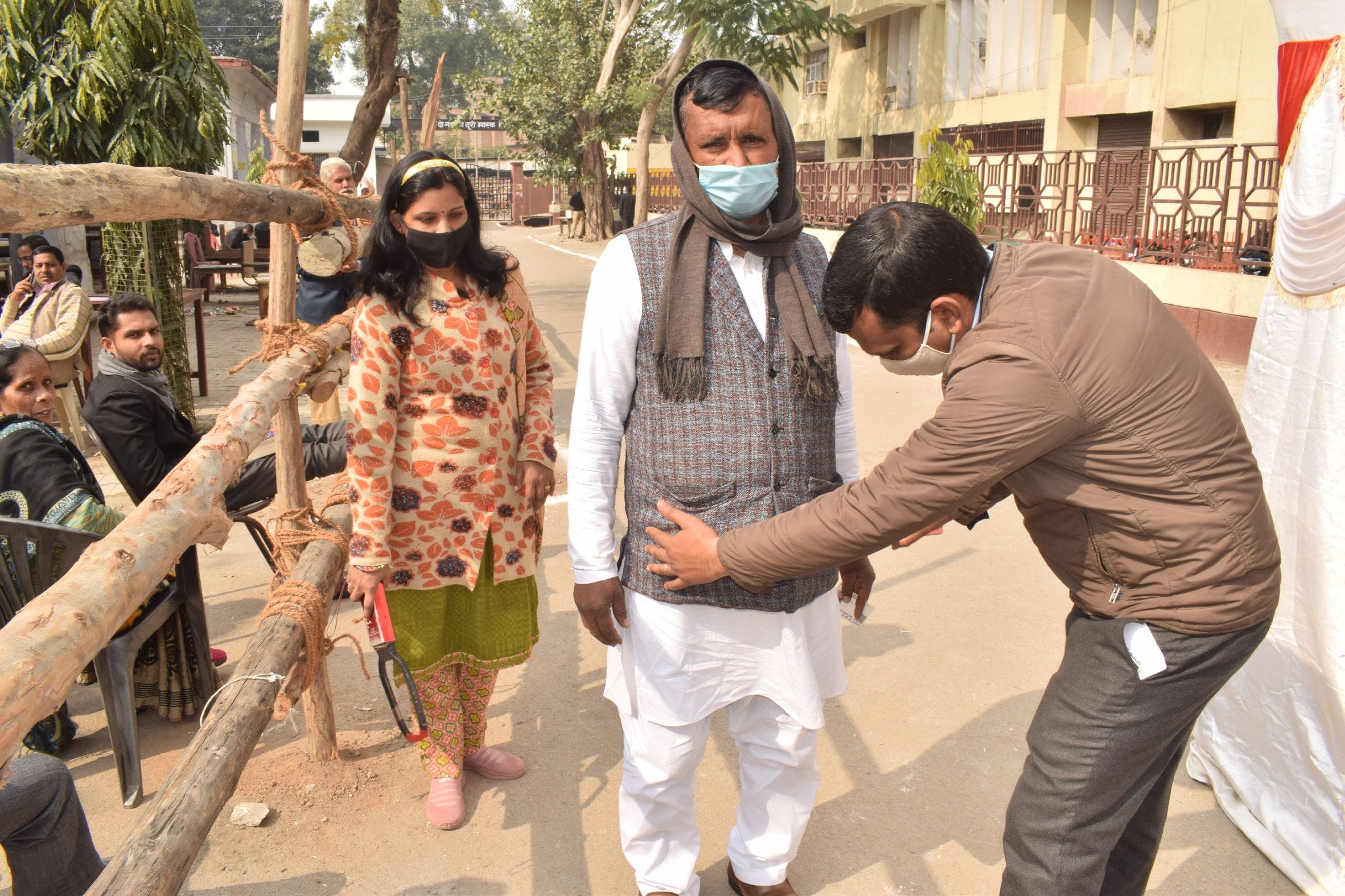 नामांकन प्रकिया के दौरान कलक्ट्रेट में जाने वालों की तलाशी लेते एलआईयू । संवाद नामांकन प्रकिया के दौरान कलक्ट्रेट में जाने वालों की तलाशी लेते एलआईयू । संवाद