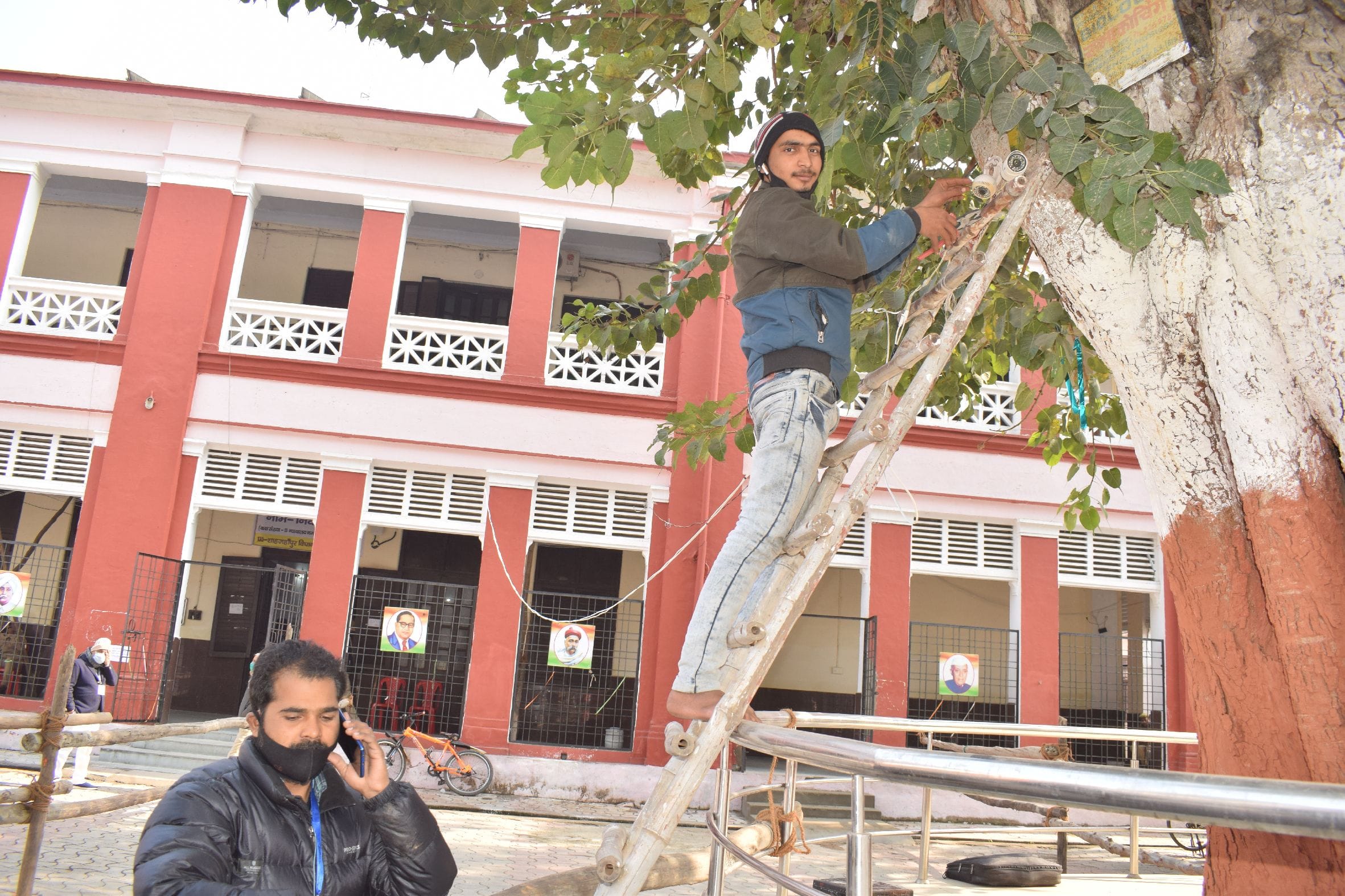 नामांकन प्रकिया के दौरान कलक्ट्रेट में सीसीटीवी कैमरे लगाता कर्मचारी। संवाद नामांकन प्रकिया के दौरान कलक्ट्रेट में सीसीटीवी कैमरे लगाता कर्मचारी। संवाद