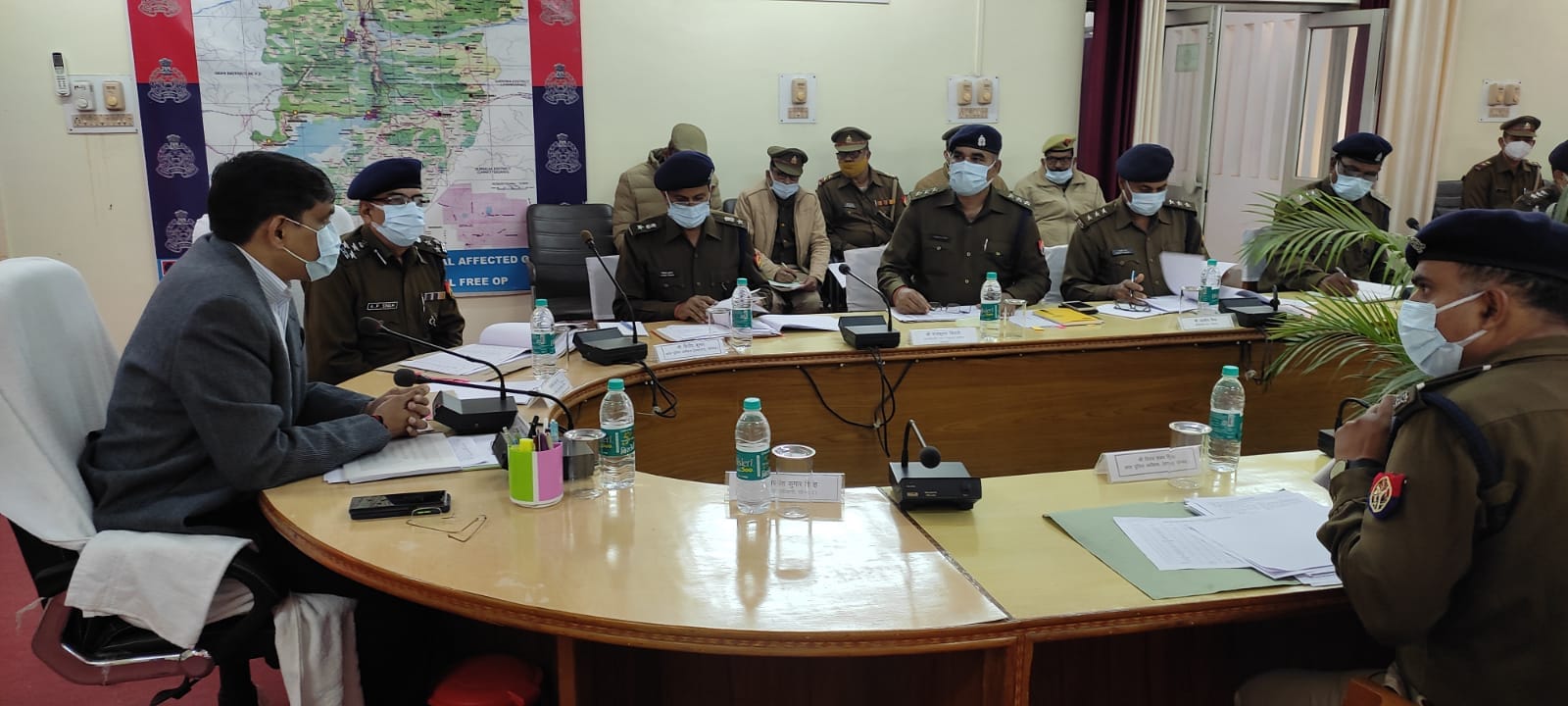 चुर्क पुलिस लाइन में समीक्षा करते पुलिस उप महानिरीक्षक रामकृष्ण भारद्वाज।