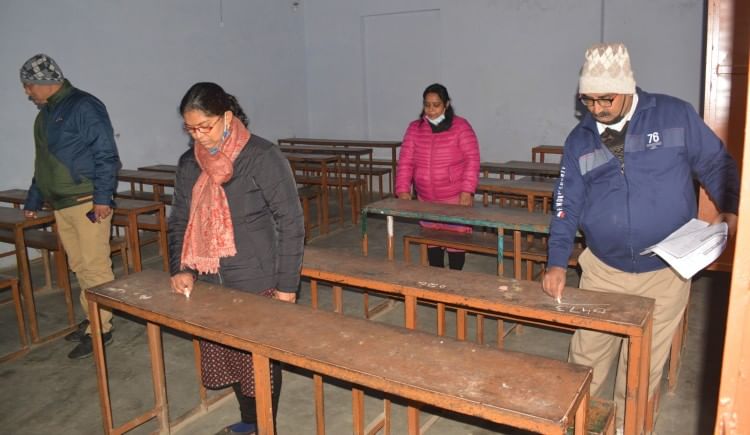 टीईटी की परीक्षा आज जनपद के 25 सेंटरों पर होगी जीआईसी में टीईटी परीक्षा के लिए बने केंद्र के एक कक्ष में टेबल पर सीरियल नंबर डालते शिक्षक।