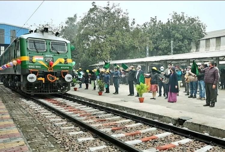 Réalisation Banaras Locomotive Works Blw a construit le 1000e moteur ferroviaire électrique dédié à la nation à Bareka Varanasi