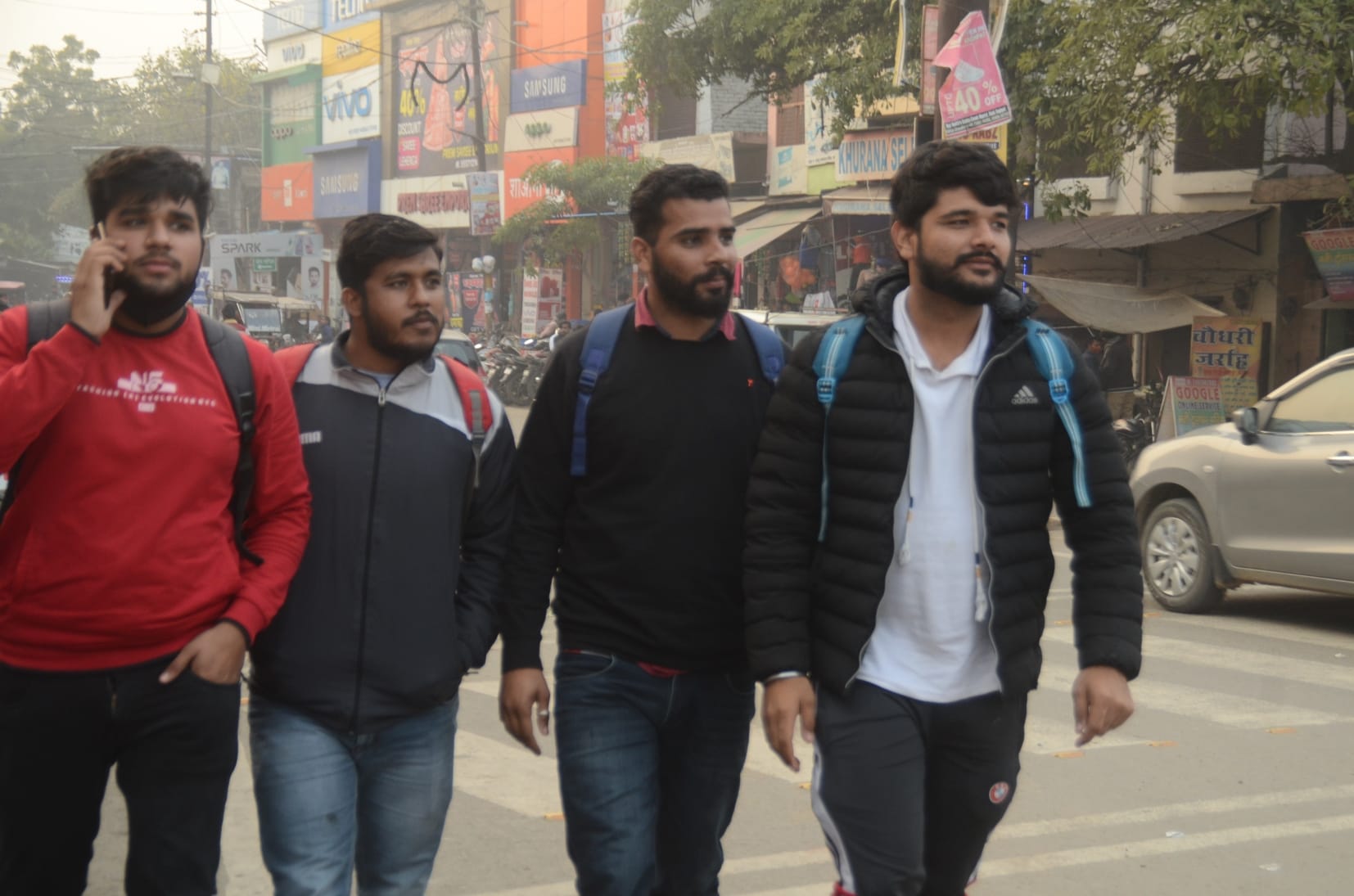 ऐसे तो ओर बिगड़ जाएगें हालात:बागपत में बिना मास्क के बाजार में घुमते युवक