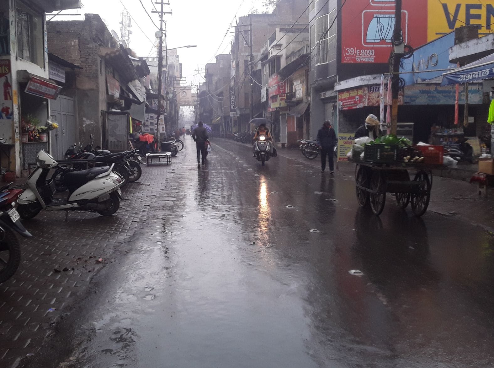शहर के नेहरू रोड पर सुबह बारिश में पसरा सन्नाटा। संवाद शहर के नेहरू रोड पर सुबह बारिश में पसरा सन्नाटा। संवाद