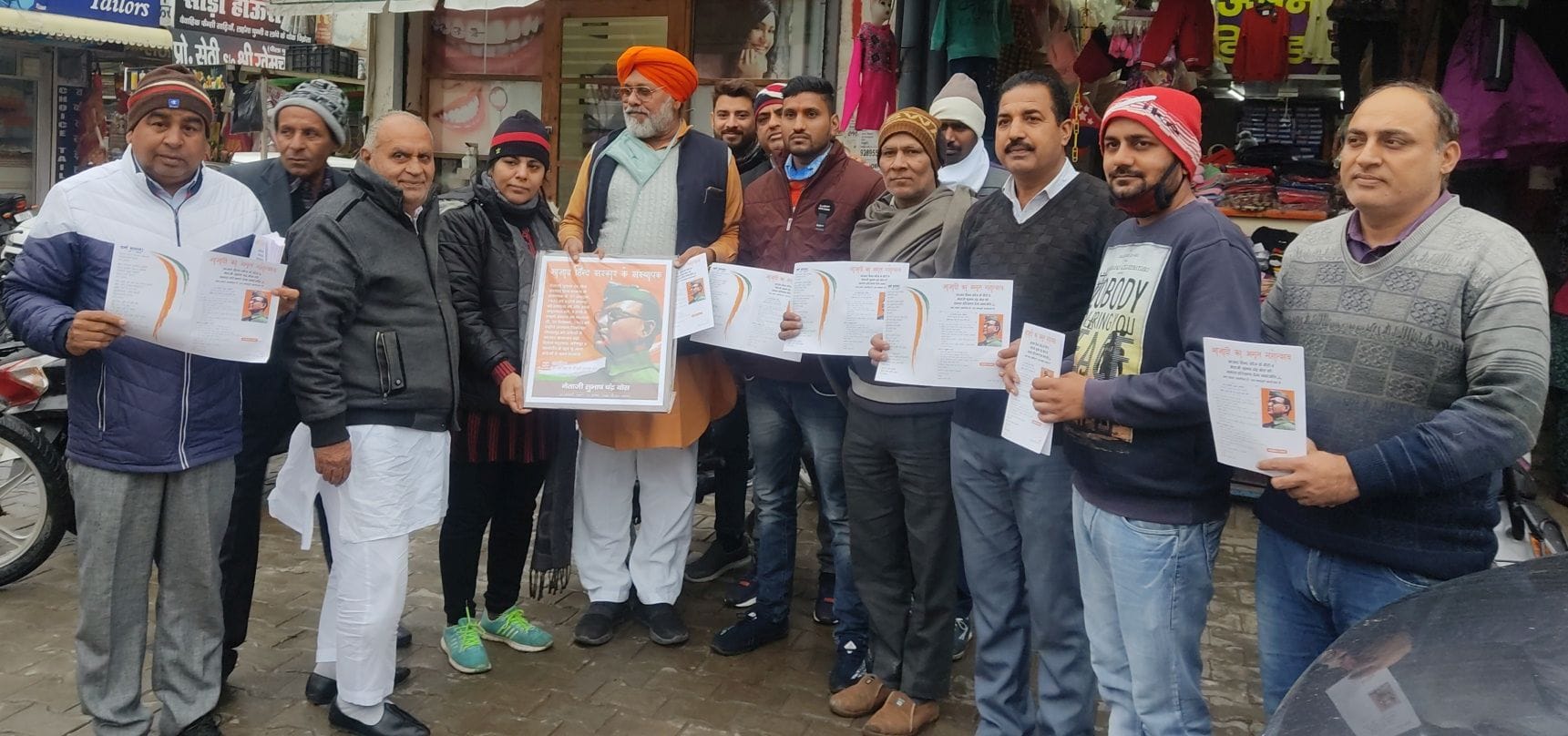 थाना रोड बाजार में दुकानदारों के साथ खड़े भाजपा जिलाध्यक्ष बलदेव ग्रोहा व अन्य पदाधिकारी। सिर्फ थाना रोड बाजार में दुकानदारों के साथ खड़े भाजपा जिलाध्यक्ष बलदेव ग्रोहा व अन्य पदाधिकारी। सिर्फ