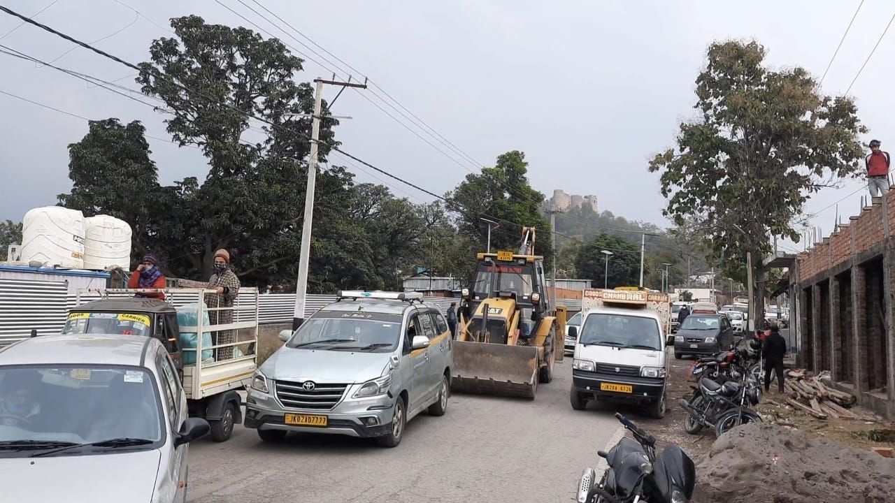 सड़क मार्ग बंद होने के कारण रियासी-पौनी मार्ग पर लगा वाहनों का जाम।
