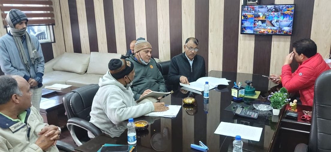 पानीपत। बकायेदारों को नोटिस देने पहुंची निगम टीम। पानीपत। बकायेदारों को नोटिस देने पहुंची निगम टीम।