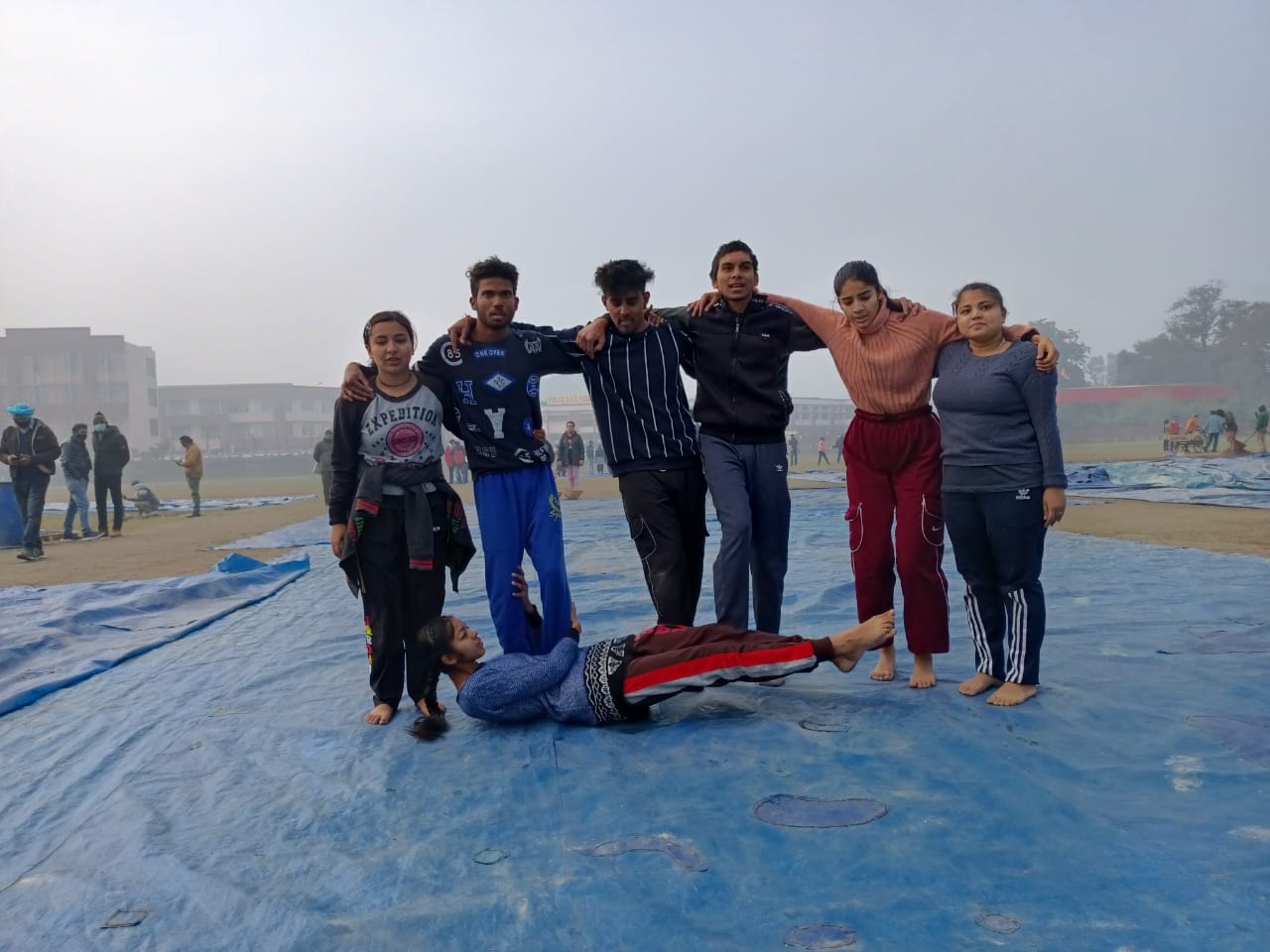 गणतंत्र दिवस की तैयारियों के दौरान प्रस्तुति देते हुए छात्र। गणतंत्र दिवस की तैयारियों के दौरान प्रस्तुति देते हुए छात्र।