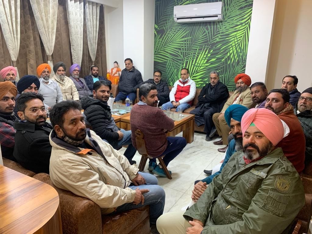जट्ट भाईचारा सिरसा की बैठक में मौजूद सदस्य। जट्ट भाईचारा सिरसा की बैठक में मौजूद सदस्य।