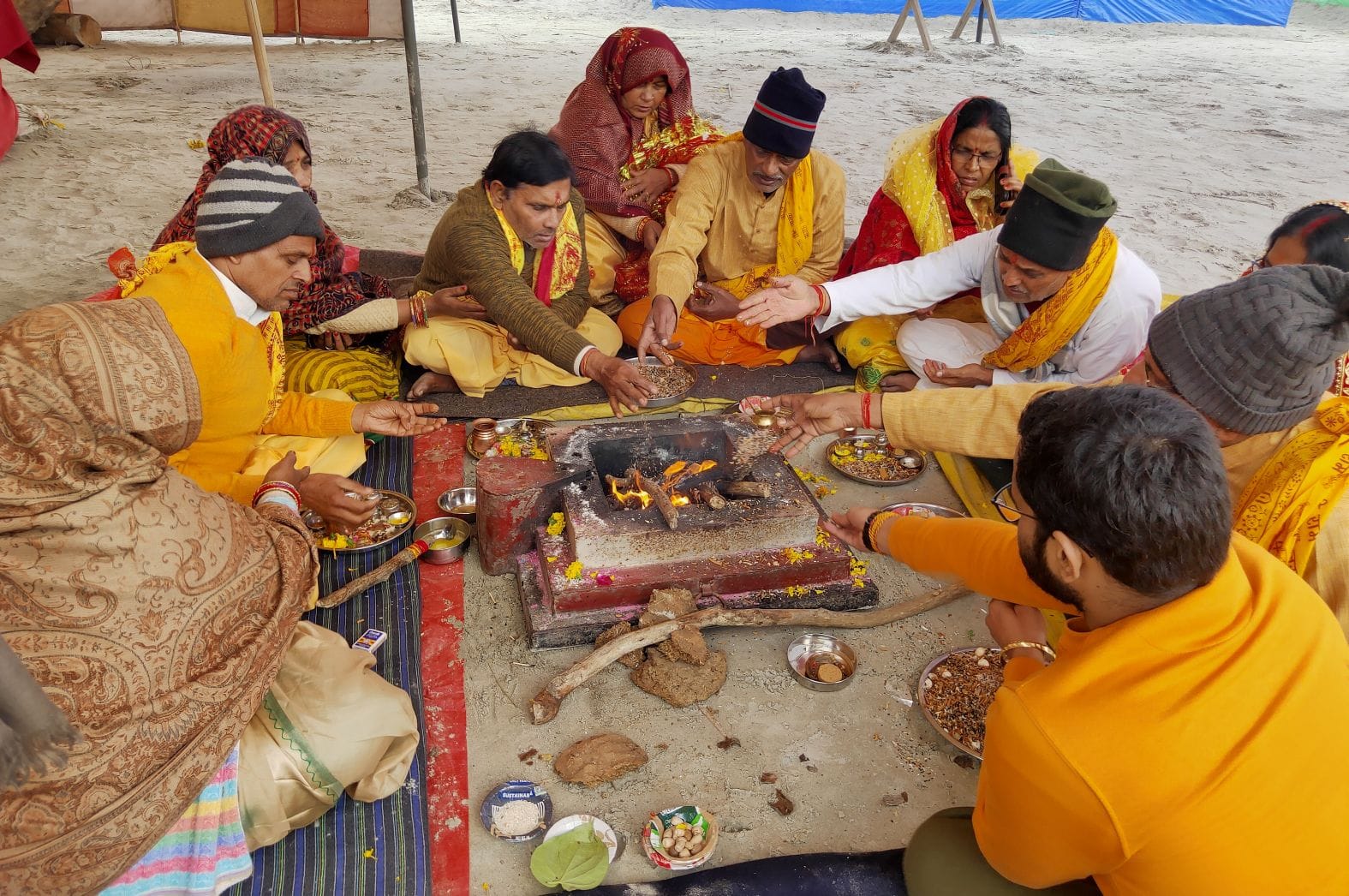 रानगरिया मेले के आदर्श क्षेत्र में यज्ञ में शामिल श्रद्धालु। संवाद रानगरिया मेले के आदर्श क्षेत्र में यज्ञ में शामिल श्रद्धालु। संवाद