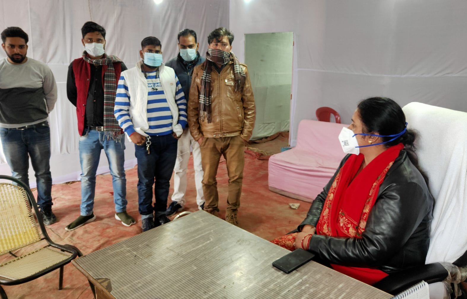 रामनगरिया मेले में वाहन स्टैंड ठेकेदार से बात करतीं सिटी मजिस्ट्रेट। संवाद रामनगरिया मेले में वाहन स्टैंड ठेकेदार से बात करतीं सिटी मजिस्ट्रेट। संवाद