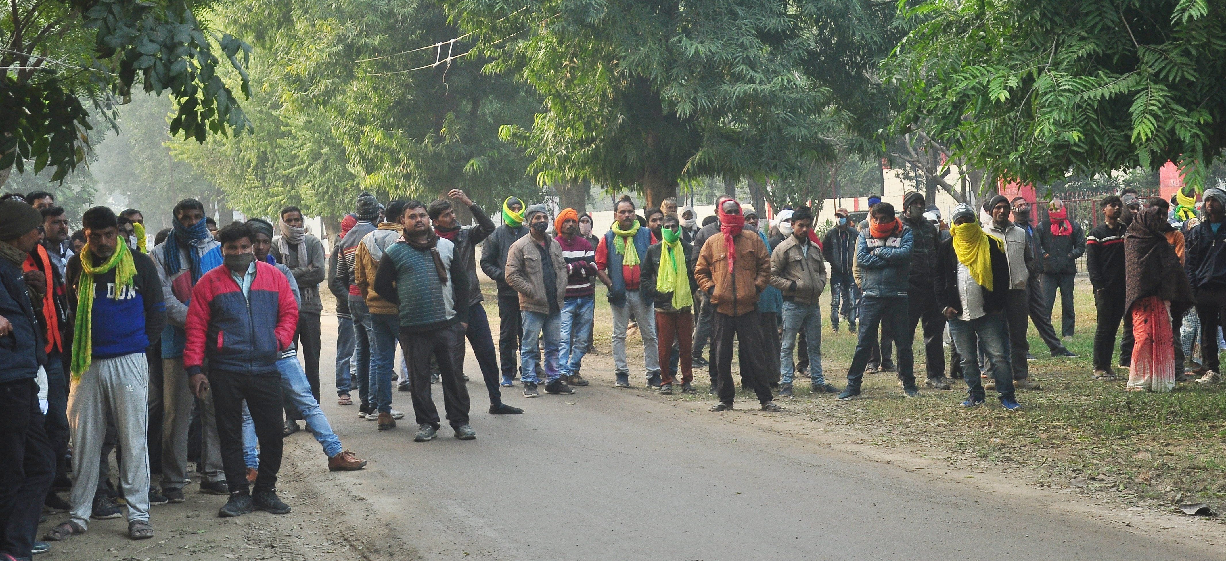 पुलिस लाइन स्थित एसपी आवास पर घेराव करने पहुंचे बाघराय के धमावां से आये ग्रामीण। संवाद