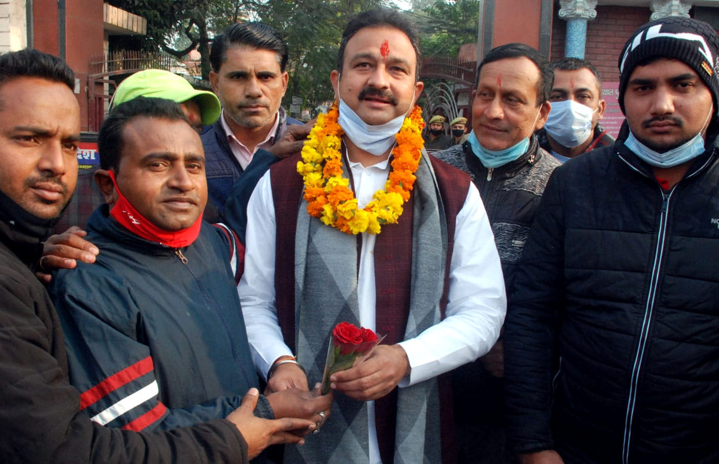 कलेक्ट्रेट में नामांकन करने पहुंचे रामपुर मनिहारन भाजपा प्रत्याशी देवेन्द्र निम