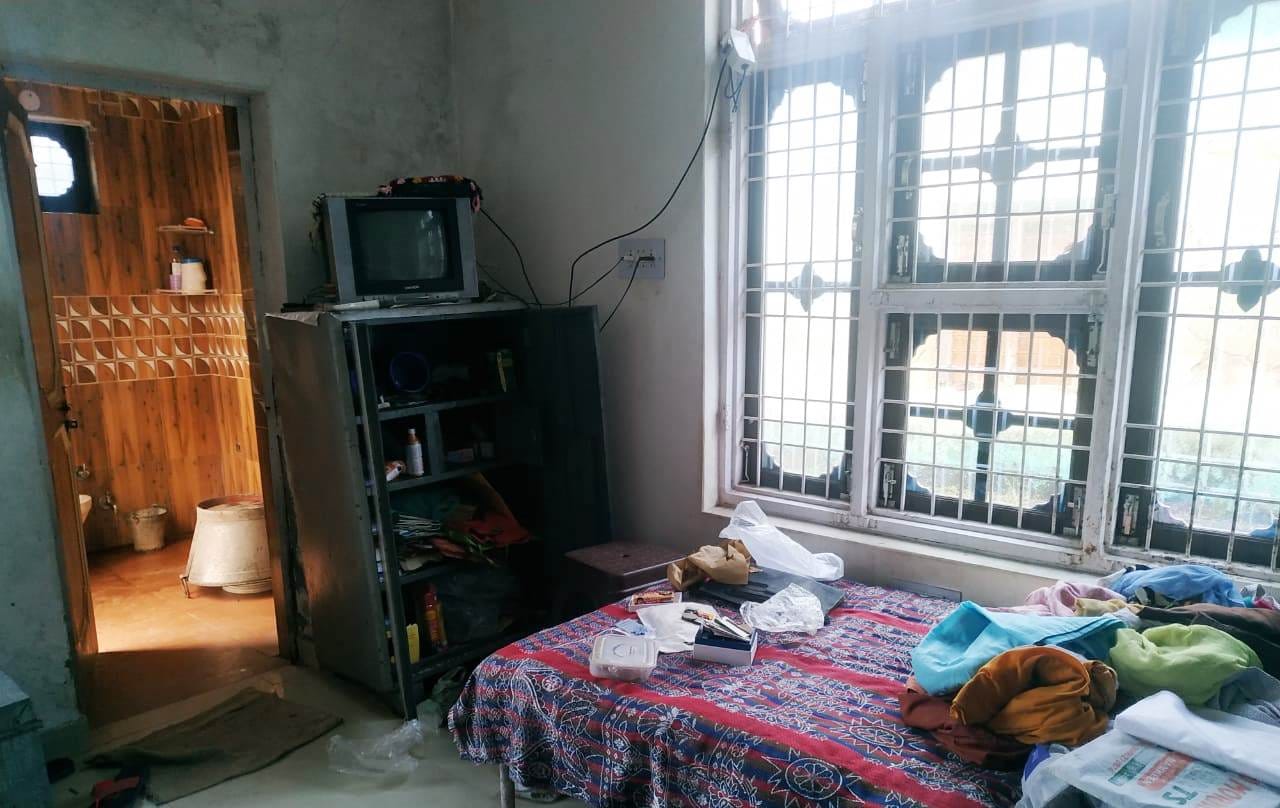 उधमपुर: कॉलटा गांव मैं चोरों द्वारा एक घर में चोरी कर बिखरा हुआ पड़ा सामान.