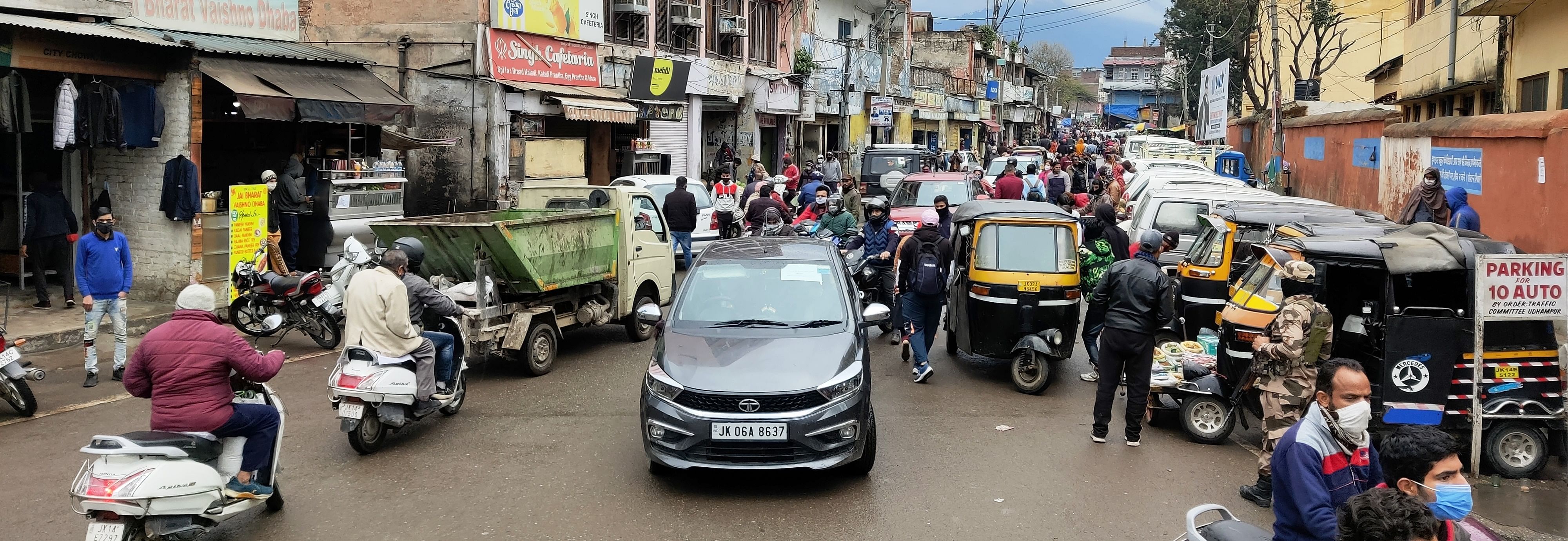 उधमपुर: शुक्रवार को शहर में लोगों की रही भारी भीड़ वह गाड़ियों का जाम. उधमपुर: शुक्रवार को शहर में लोगों की रही भारी भीड़ वह गाड़ियों का जाम.