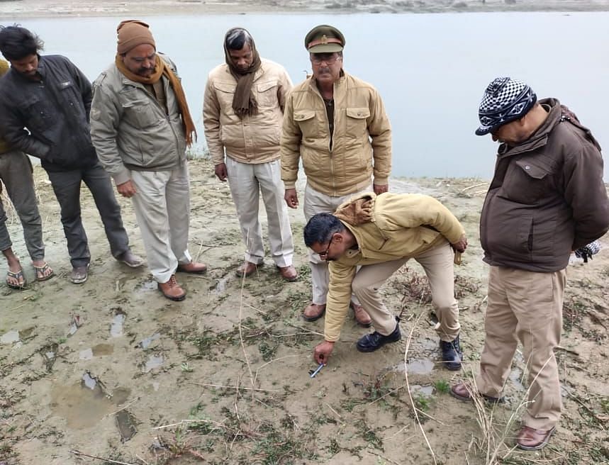 Photo-37- L'équipe du Département des forêts mesurant les empreintes sur les rives du Garnadi près de Baijupur.  conversation