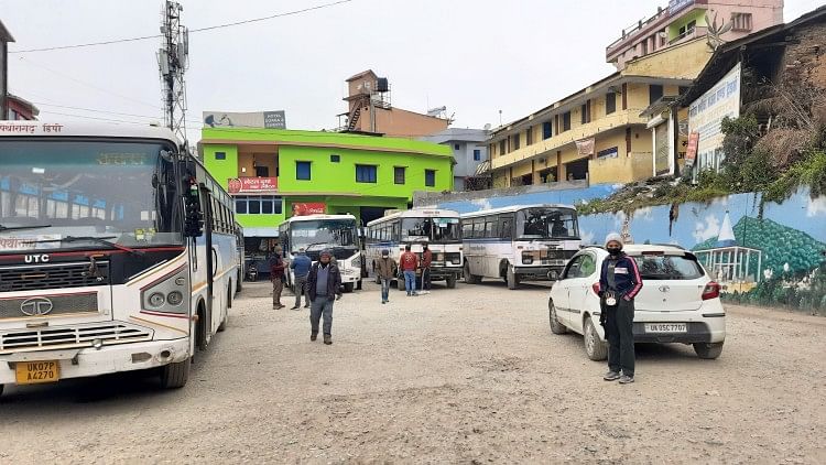 Kurangnya Penumpang Di Pithauragarh – Jumlah orang yang bepergian dengan bus di jalan raya mulai berkurang.
