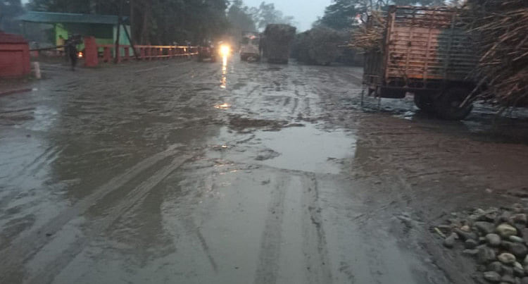 Di Deoband, Jalan Rusak Menjadi Buruk Karena Hujan