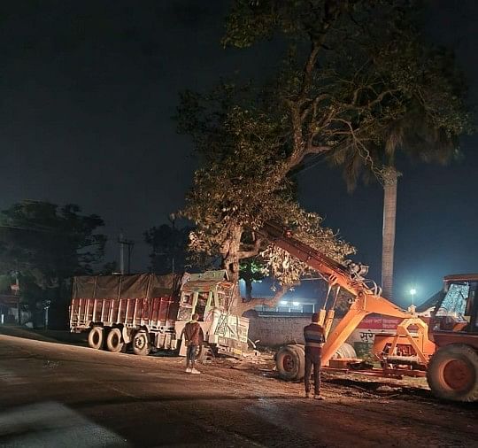 Kecelakaan Di Gadarpur – Truk bertabrakan dengan pohon saat mencoba menyelamatkan bus, petugas kebersihan meninggal
