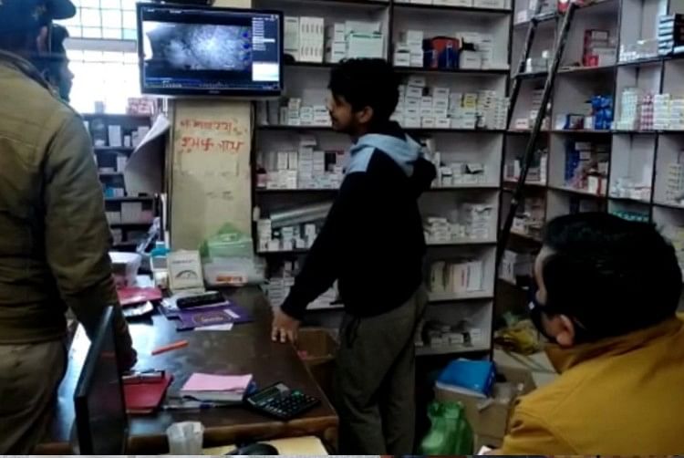 Chhatarpur: Pencuri Masuk Setelah Melanggar Kunci Medis, Mengambil 65 Ribu Rupee, Penjahat Dipenjara Dalam Cctv