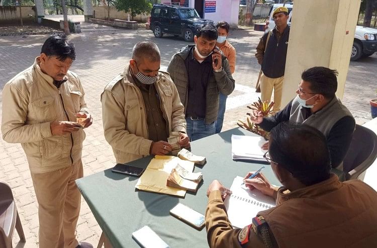 Mahoba News – 1,80 lakh retrouvé dans un véhicule sans numéro, peur de dépenser de l’argent aux élections