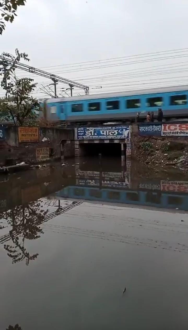 असंध रोड फ्लाईओवर के नीचे अंडरपास पर भरा पानी। असंध रोड फ्लाईओवर के नीचे अंडरपास पर भरा पानी।