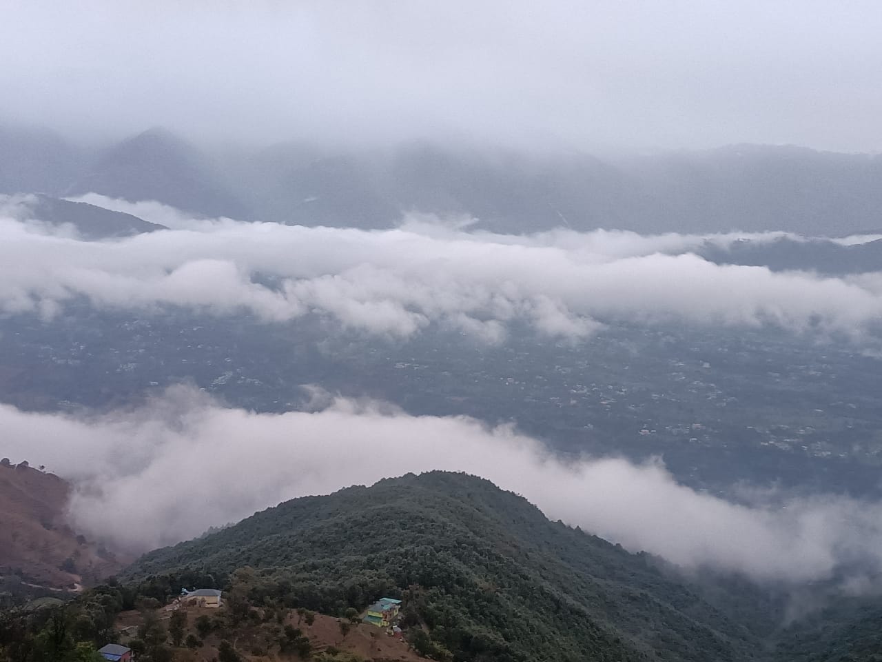 मंडी के तहत लगातार दो दिनों से हो रही हो रही भारी बारिश के दौरान धुंध की आगोश में जोगिंद्रनगर का मन