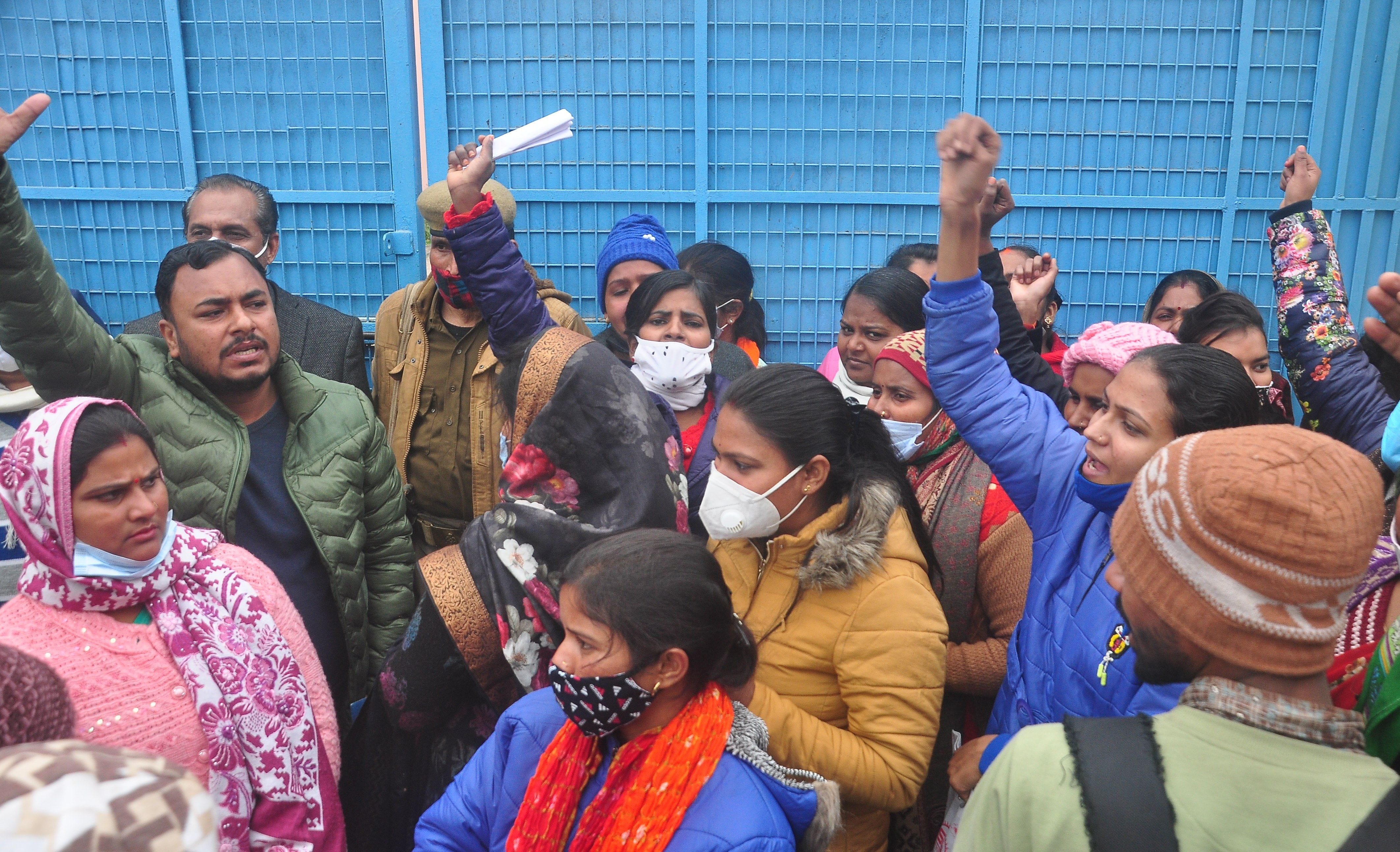 कटरा रोड स्थित मालती इंटर कालेज गेट पर नारेबाजी करते टीईटी परीक्षार्थी। संवाद कटरा रोड स्थित मालती इंटर कालेज गेट पर नारेबाजी करते टीईटी परीक्षार्थी। संवाद