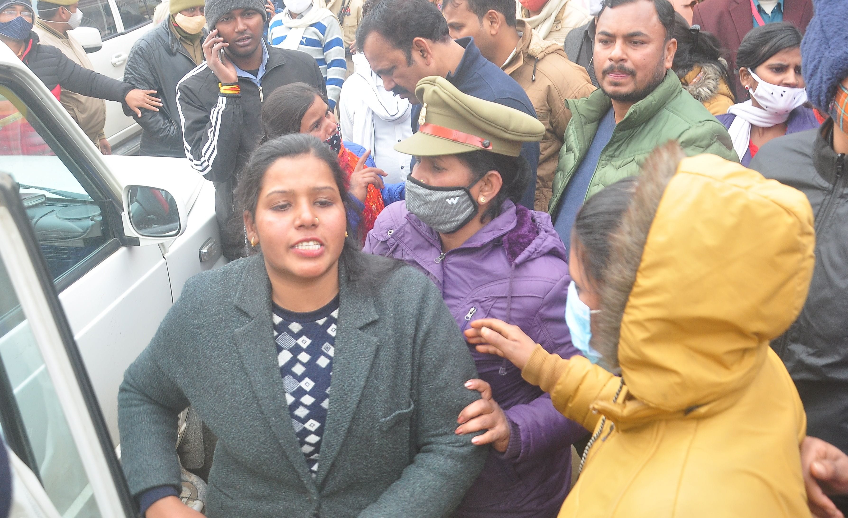 कटरा रोड स्थित मालती इंटर कालेज में हंगामा कर रही परीक्षार्थी को गिरफ्तार कर जीप में बैठाती महिल? कटरा रोड स्थित मालती इंटर कालेज में हंगामा कर रही परीक्षार्थी को गिरफ्तार कर जीप में बैठाती महिल?