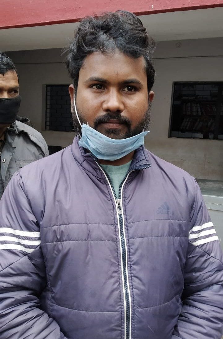 साकेत गर्ल्स कालेज में टीईटी परीक्षा दुसरे के स्थान पर देते पकड़ा गया युवक अमरजीत वर्मा। संवाद साकेत गर्ल्स कालेज में टीईटी परीक्षा दुसरे के स्थान पर देते पकड़ा गया युवक अमरजीत वर्मा। संवाद