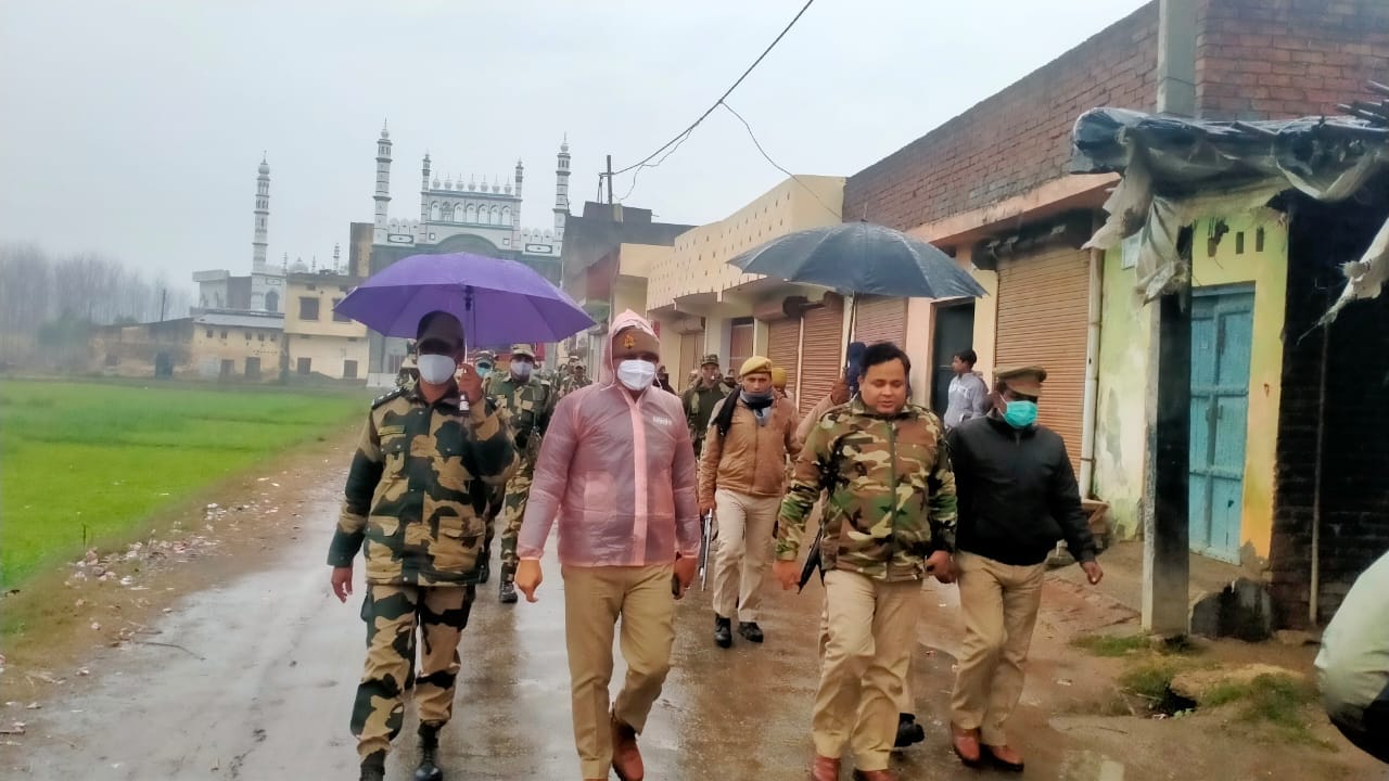 नागल में फ्लैग मार्च निकालते जवान नागल में फ्लैग मार्च निकालते जवान