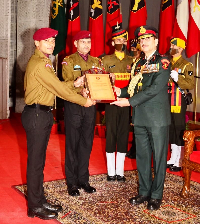 उधमपुर: नार्दन कमांड एडवेंचर सेरेमनी मैं रुह्ल जनरल वाई के जोशी प्रशंसा पत्र देते हुए. उधमपुर: नार्दन कमांड एडवेंचर सेरेमनी मैं रुह्ल जनरल वाई के जोशी प्रशंसा पत्र देते हुए.