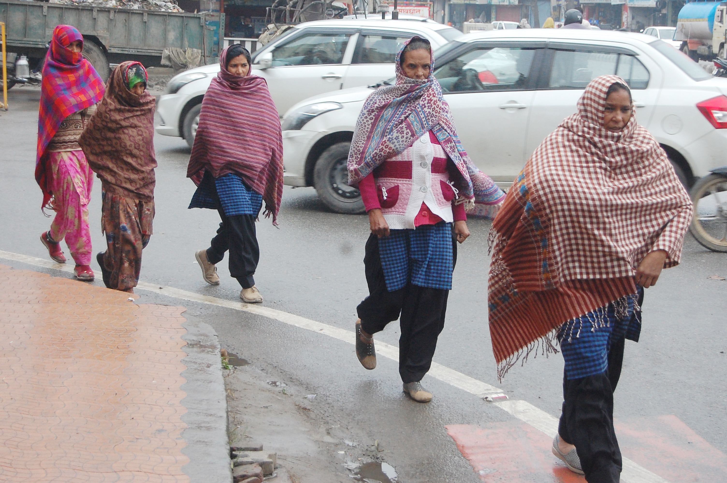 Winter increased due to drizzle, shivering left due to cold wave, maximum temperature dropped by three degrees Celsius