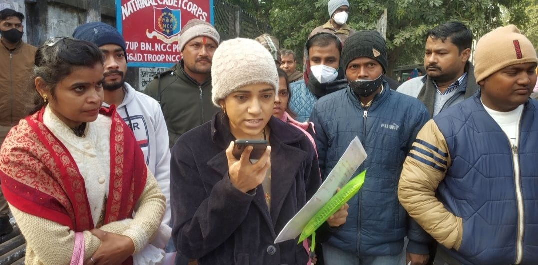 फोटो-1- टीईटी परीक्षा केंद्र में अंदर न जाने देने का अभ्यर्थियों ने विरोध कर मोबाइल से डीएम को मामल