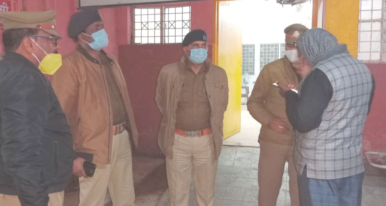 फोटो- 54 सीओ महावीर सिंह से घटना की जानकारी लेते एएसपी अनिल कुमार।