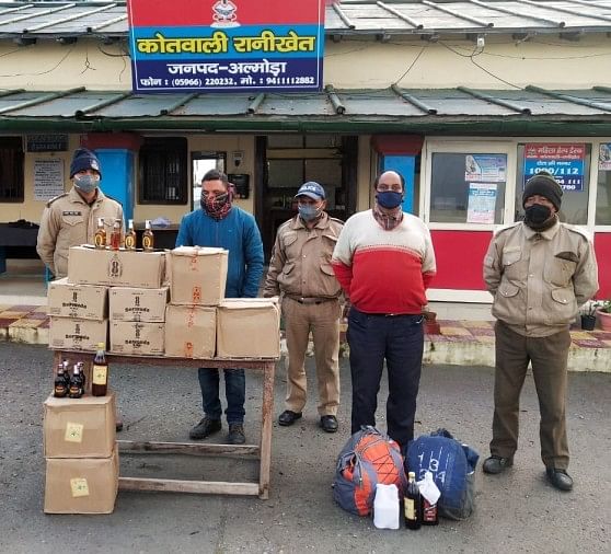 12 Karton Minuman Keras Disita – Polisi menangkap dua orang dengan 12 kotak minuman keras ilegal di Ranikhet