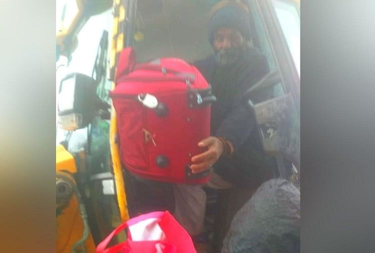 Snowfall in Himachal Pradesh: Bride and Groom Takes a JCB Ride to Reach Wedding Venue in Sirmour