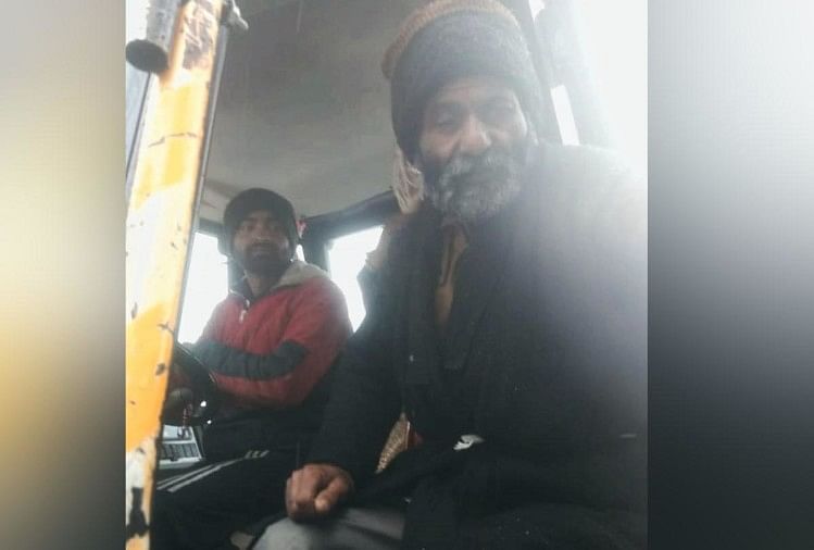 Snowfall in Himachal Pradesh: Bride and Groom Takes a JCB Ride to Reach Wedding Venue in Sirmour