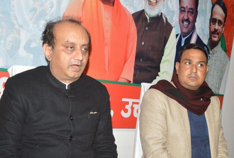 Sudhanshu Trivedi claque Akhilesh Yadav d’Agra lors des élections de 2022