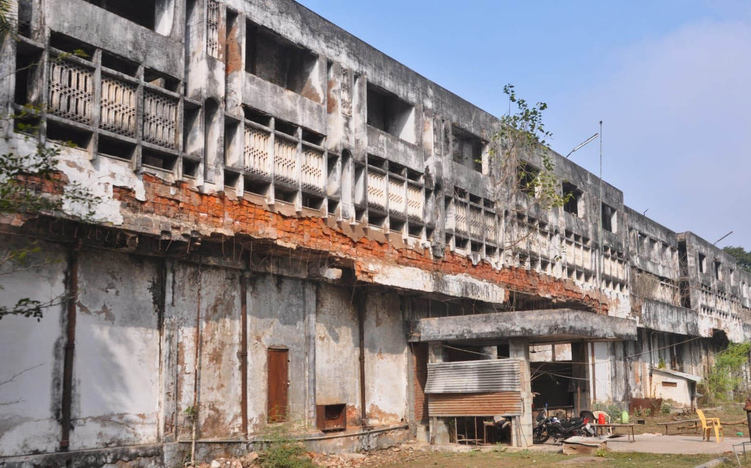 बांदा की बंद पड़ी कताई मिल का जर्जर हो रहा भवन। बांदा की बंद पड़ी कताई मिल का जर्जर हो रहा भवन।
