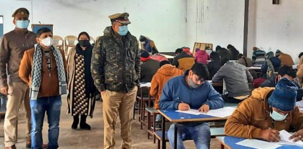बांदा के डीएवी परीक्षा केंद्र में निरीक्षण करते आईजी एसके भगत। संवाद बांदा के डीएवी परीक्षा केंद्र में निरीक्षण करते आईजी एसके भगत। संवाद