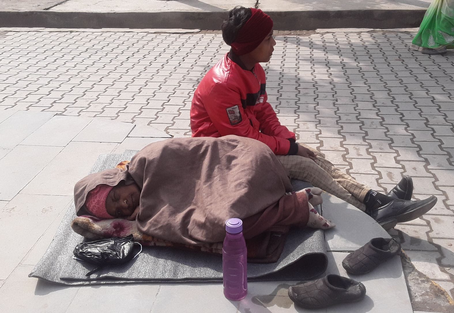 कई दिन की कड़ाके की ठंड के बाद सोमवार को धूप निकली तो लोहिया अस्पताल परिसर में चटाई बिछाकर वृद्धा ? कई दिन की कड़ाके की ठंड के बाद सोमवार को धूप निकली तो लोहिया अस्पताल परिसर में चटाई बिछाकर वृद्धा ?