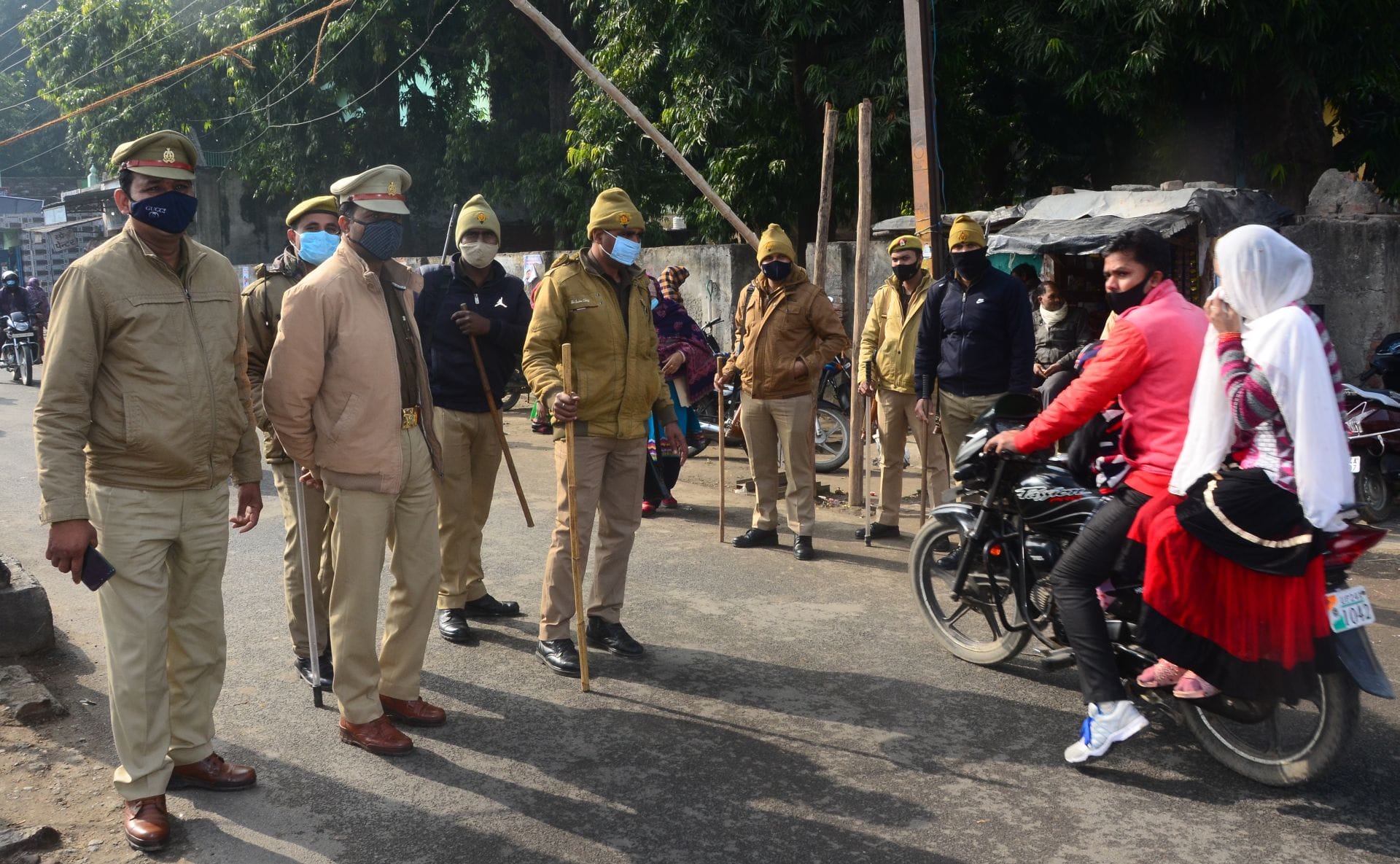 नामांकन ः जिला कारागार के पास पुलिस ने लगाया बैरियर। संवाद नामांकन ः जिला कारागार के पास पुलिस ने लगाया बैरियर। संवाद