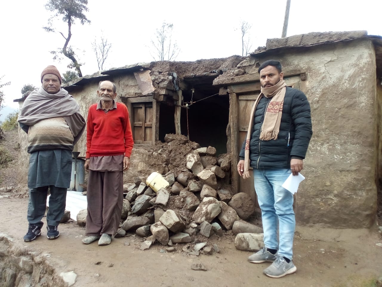 उपमंडल पच्छाद के आरका बडयोग में कच्चे मकान की ढही दीवार। उपमंडल पच्छाद के आरका बडयोग में कच्चे मकान की ढही दीवार।