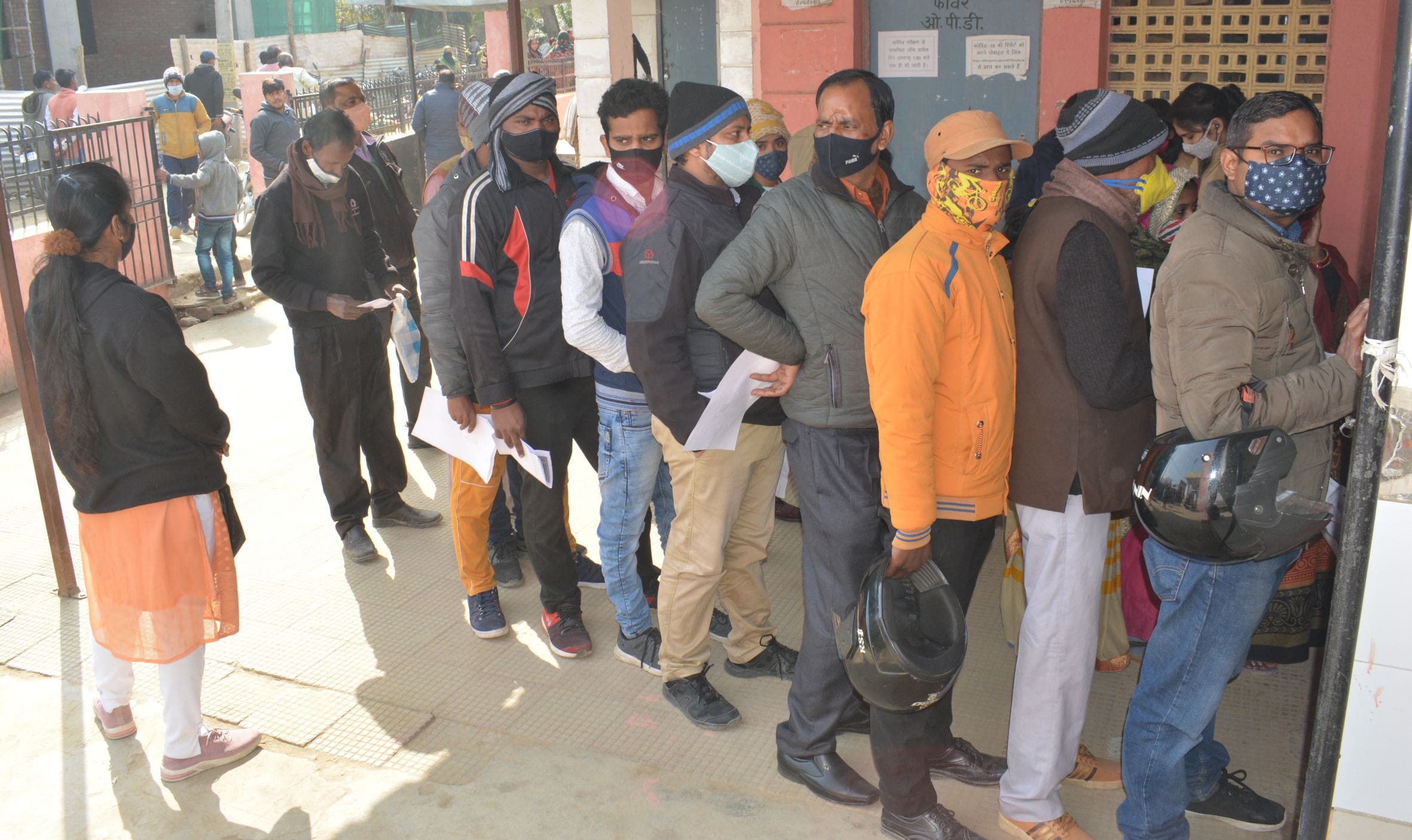 फोटो-6- जिला अस्पताल में कोरोना की जांच कराने के लिए खड़े लोग। संवाद फोटो-6- जिला अस्पताल में कोरोना की जांच कराने के लिए खड़े लोग। संवाद