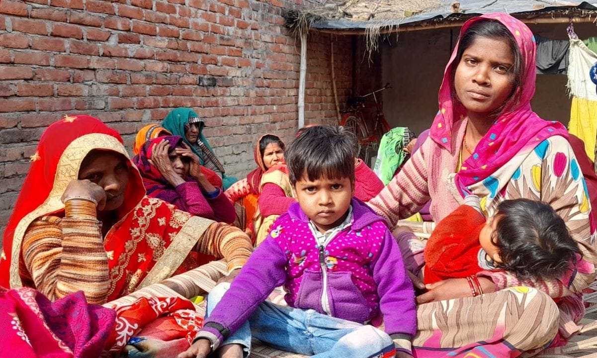 फोटो-9- घर में बच्चों के साथ मौजूद मृतक की पत्नी बिटानश्री। संवाद