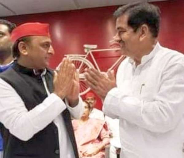 अखिलेश यादव का अभिवादन करते मनोज तिवारी(फाइल)।