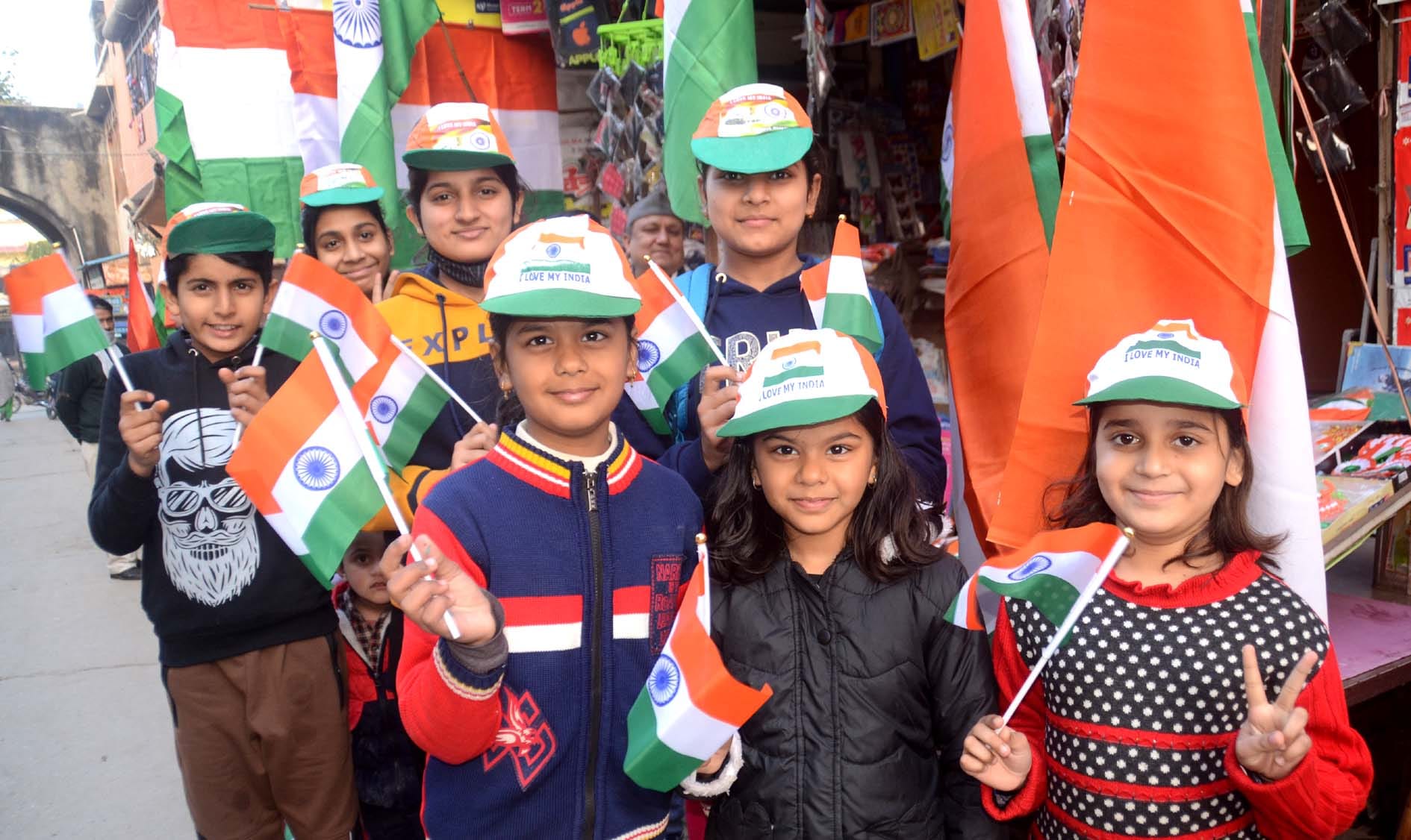 बच्चों में देशभक्ति का जुनून:बागपत के बड़ाबाजार में गणतंत्र दिवस की तैयारियों को लेकर तिरंगें प?